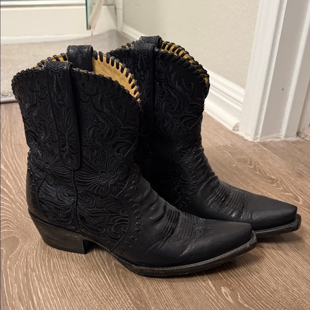 Chic Black Embroidered Heeled Boots